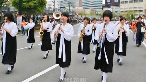 横浜開港記念みなと祭りに 白と黒の朝鮮学校の制服で参加 半可通日記
